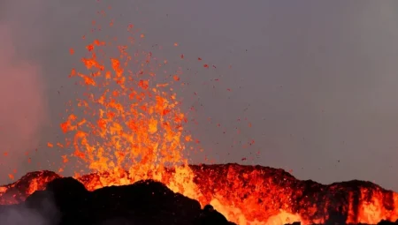 Reykjanes’te volkanik patlama: Binlerce kişi tahliye edildi, hava trafiği durdu