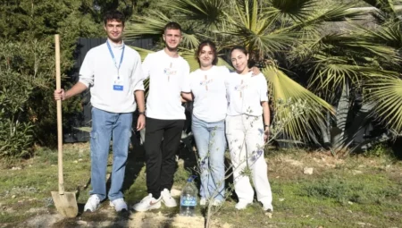 8 Ülkeden Gelen Gençler Kuşadası’nda Barış ve Kardeşlik İçin Zeytin Ağacı Dikti